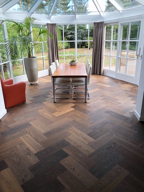 reuze_visgraat_Bauwerk_Formpark_mini_deep_brushed_dark_smoked_naturel_190_x_570_mm_-_MoreFloors_vloeren_Breda.jpeg