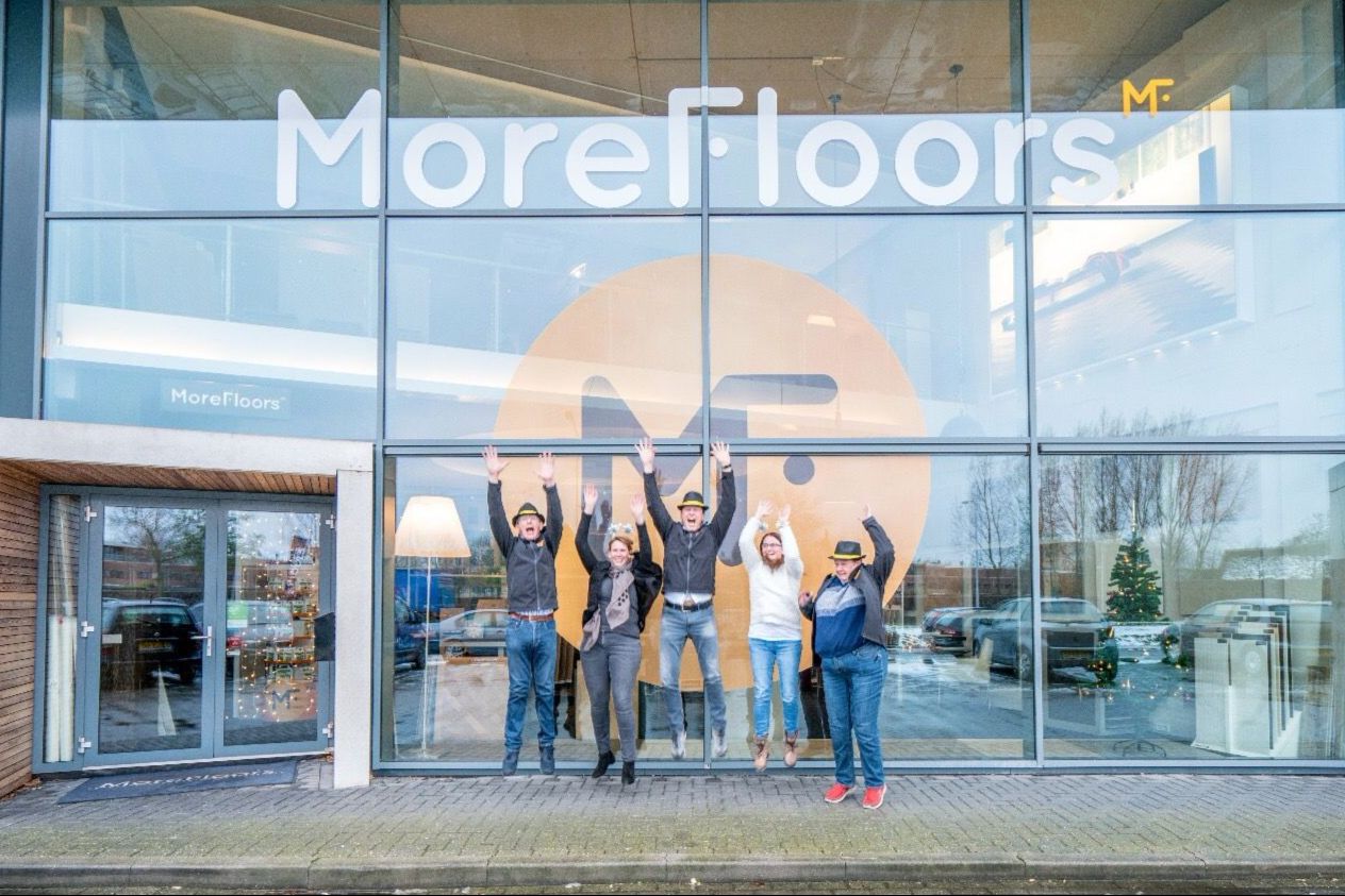 Team MoreFloors Breda Kerstgroet buiten.JPG