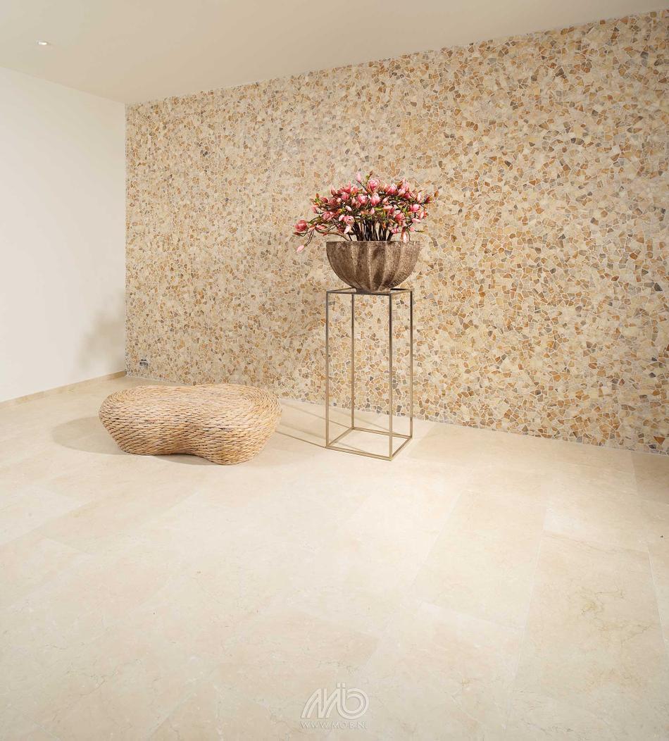 Heel chic, glas mozaiek op een grote wand, bij MoreFloors Breda vind je tal van soorten