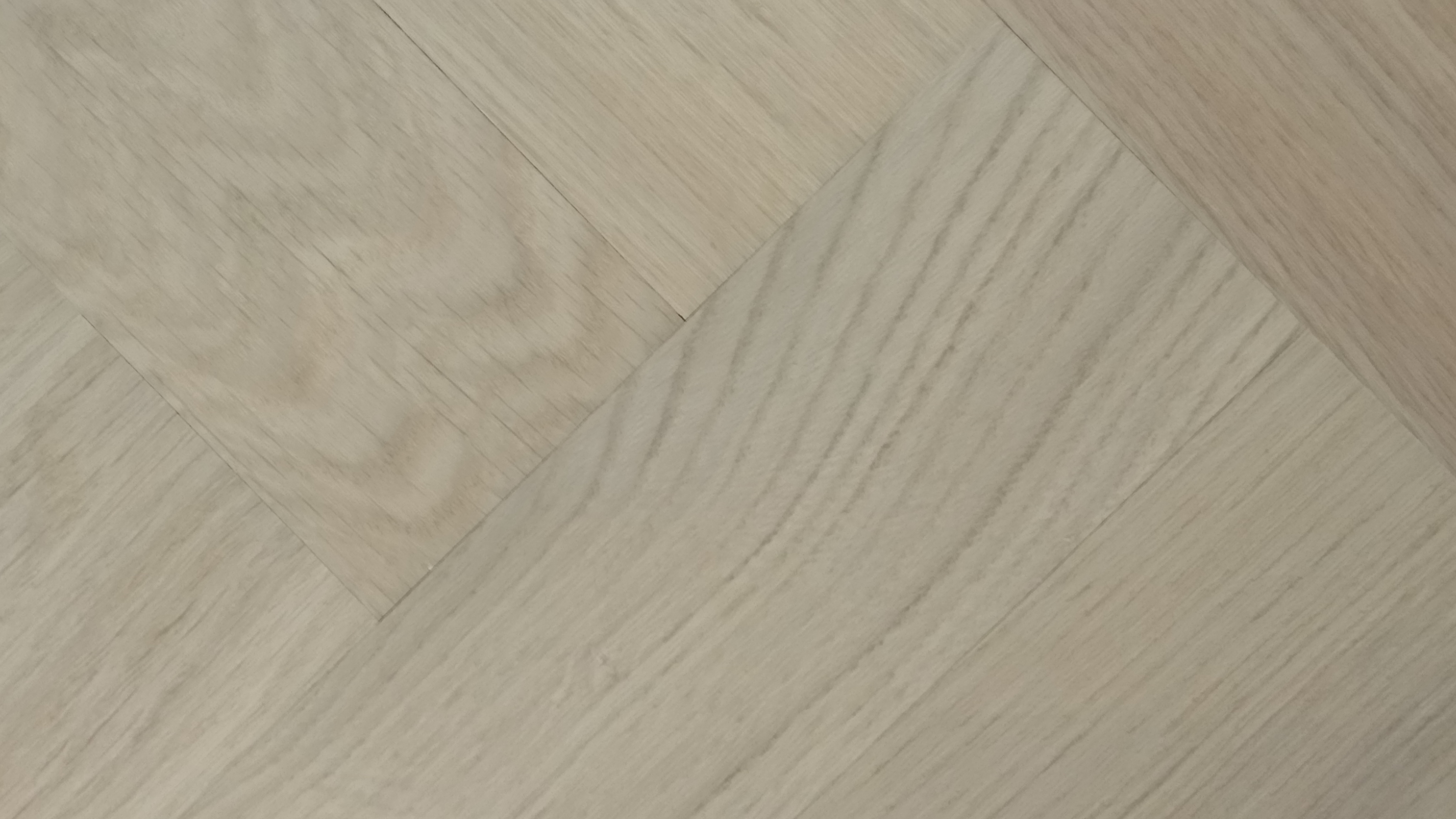 Dubbele visgraat in detail gezien - door natuur gradatie lijkt het een brede plank - MoreFloors Breda