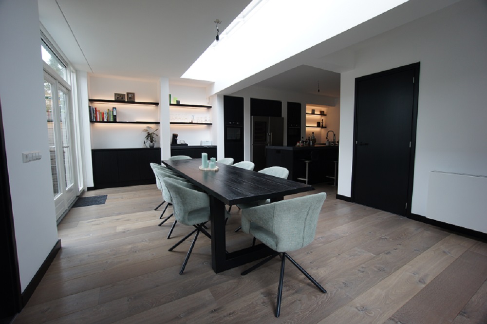 MoreFloors installeerde een Bauwerk plankenvloer in de uitbouw die aansluit op de (opengebroken) keuken