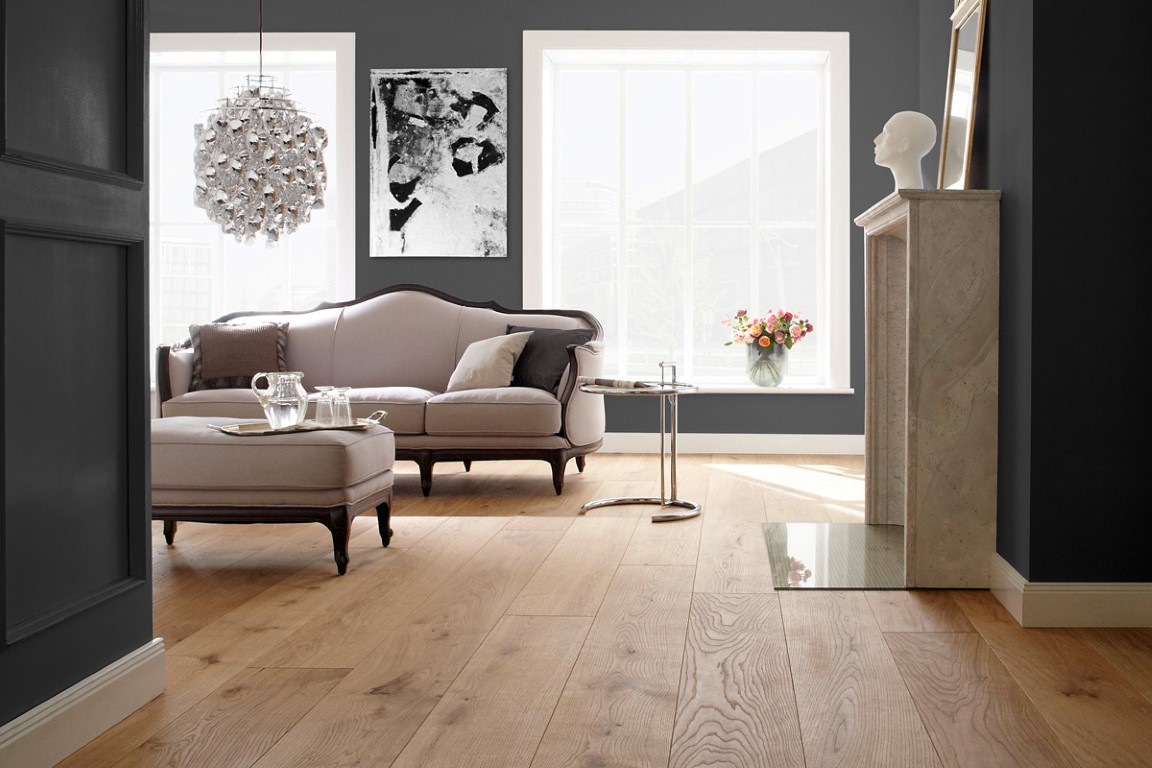 Moderne witte vloer met authentieke meubels, een mooie en toch strakke combinatie
