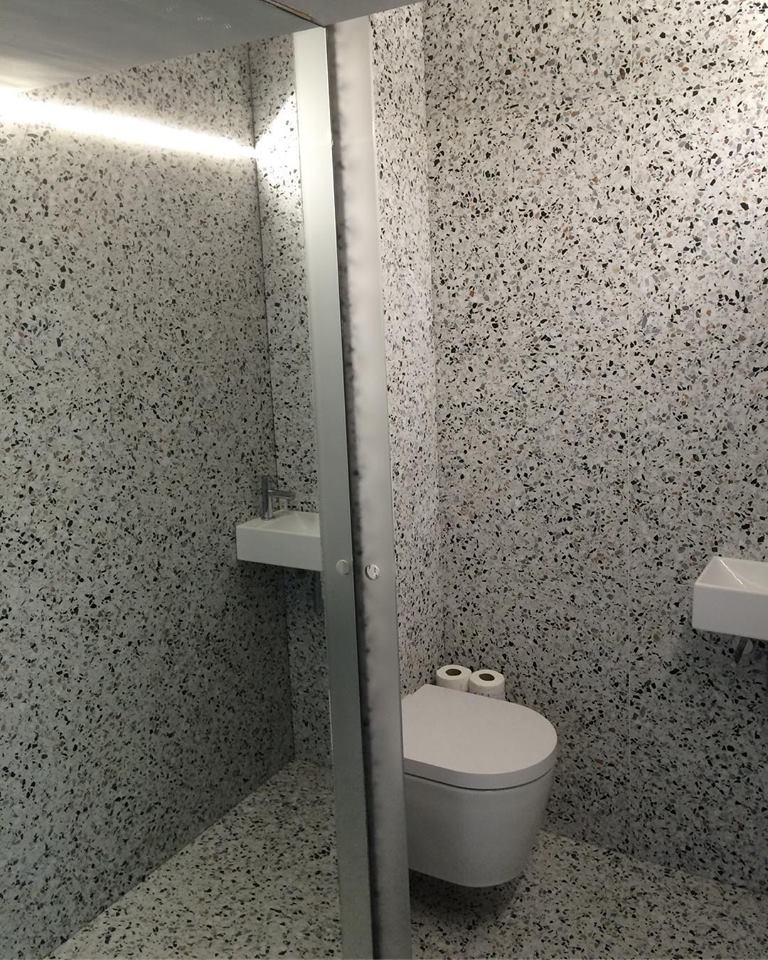 MoreFloors - terrazzo natuursteen in wc en douche ruimte